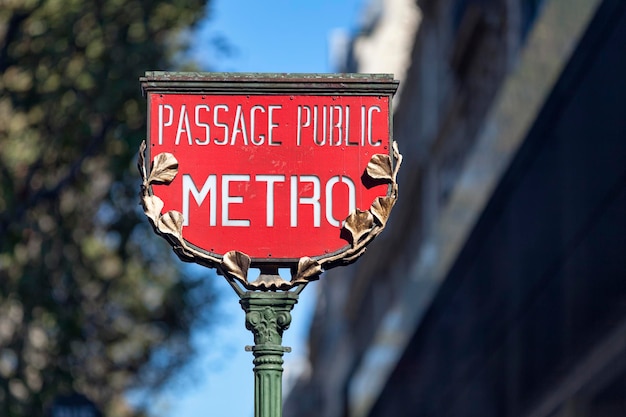 Panneau de métro à l'extérieur d'une station de métro parisienne