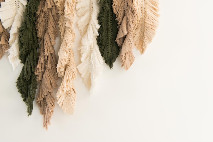 Photo panneau mural dans le style de boho en fils de coton de couleur naturelle selon la technique du macramé pour la décoration intérieure. fermer.
