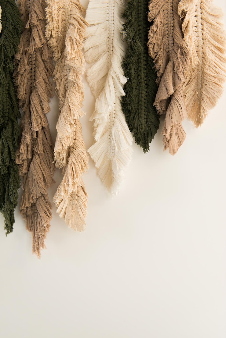 Photo panneau mural dans le style de boho en fils de coton de couleur naturelle selon la technique du macramé pour la décoration intérieure. fermer.