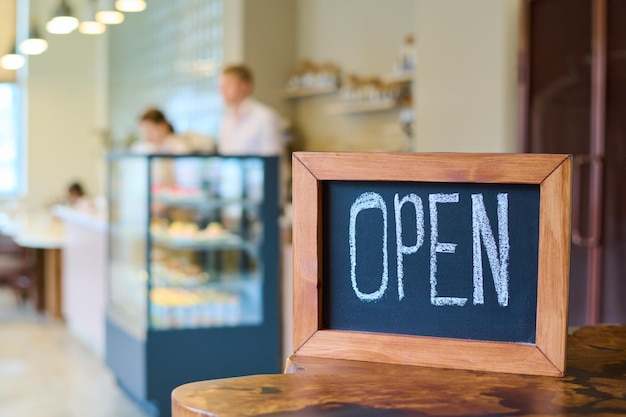 Panneau ouvert sur la table du café