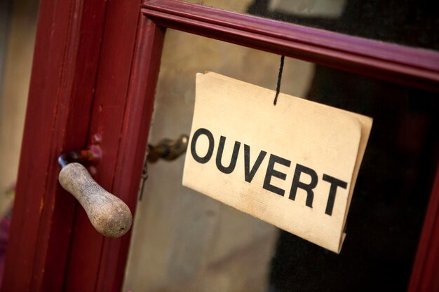 Photo un panneau d'ouverture français sur une porte de magasin