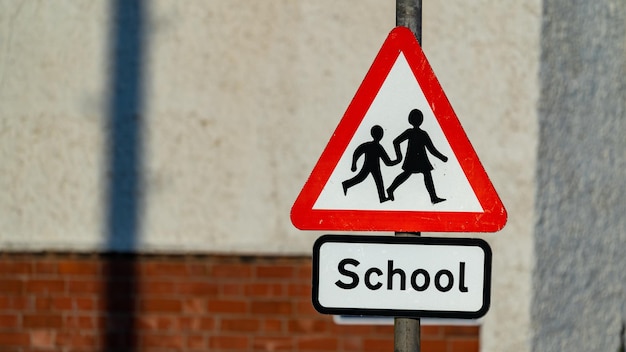 Photo le panneau de passage de l'école sur un lampadaire