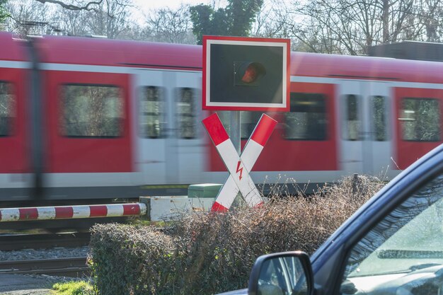 Photo panneau de passage ferroviaire contre le train