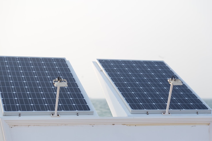 Photo panneau photovoltaïque au-dessus de la douche debout sur la plage.