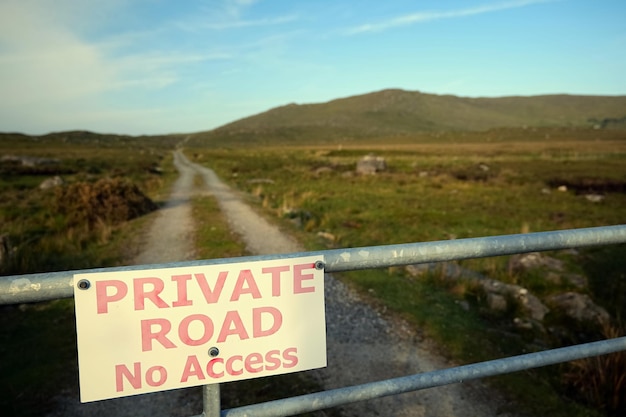 Photo un panneau sur une porte indiquant un accès privé à une route.