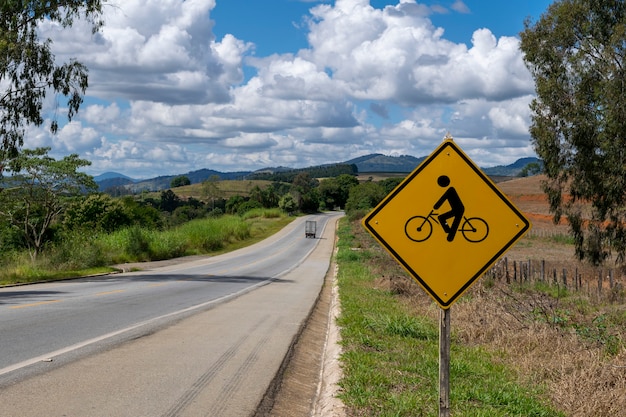 Panneau pour vélo sur l'autoroute