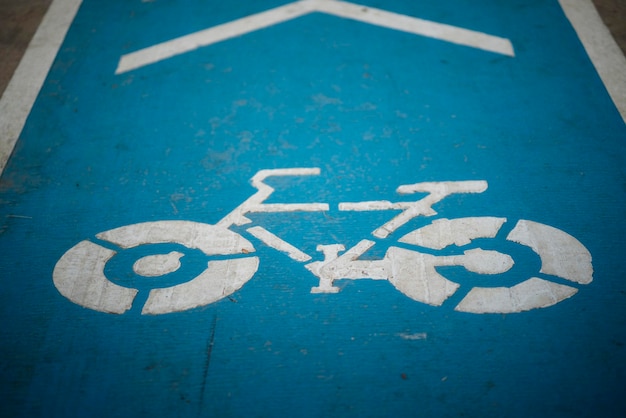 Un panneau pour vélos sur une piste cyclable dans un parc public