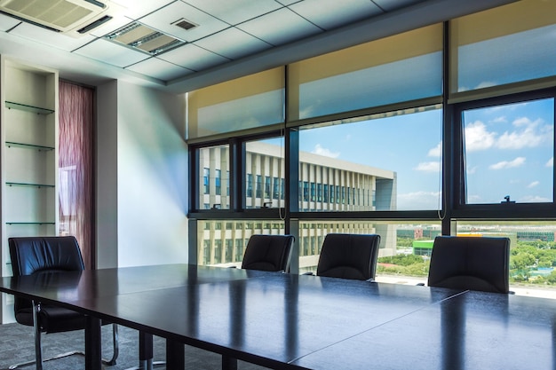 Panneau de projecteur d'informations sur les données d'entreprise dans la salle de conférence salle de réunion salle de réunion bureau de classe