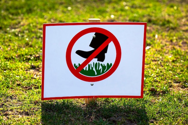 Panneau public pour interdire la marche sur l'herbe verte