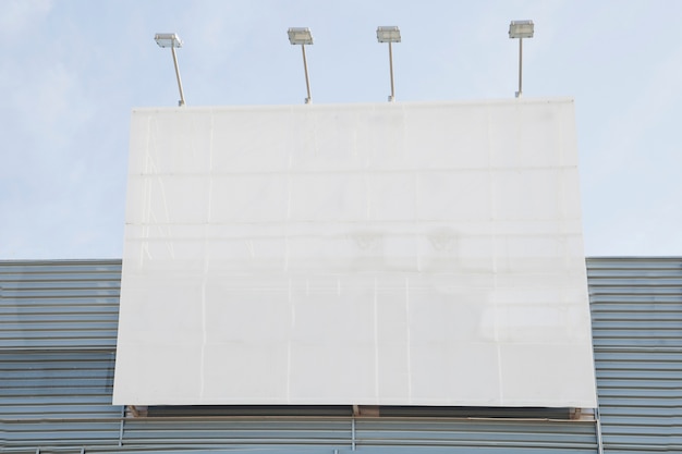 Panneau publicitaire vide avec lumières