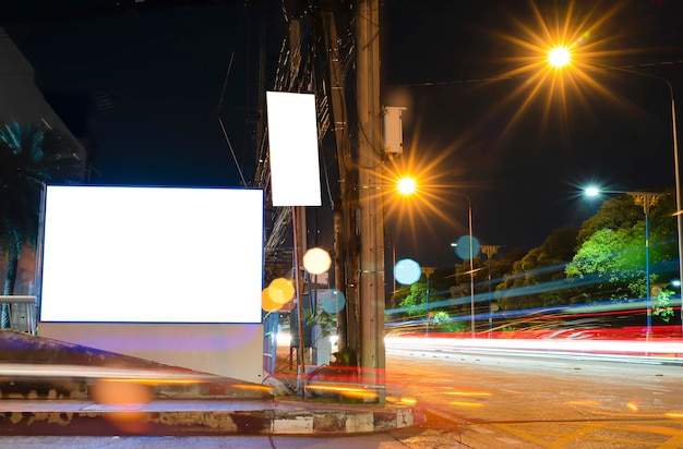 Panneau publicitaire vierge dans la ville la nuit