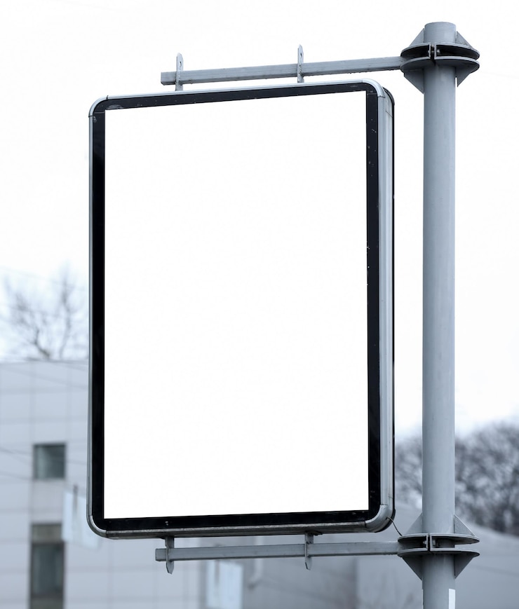 Photo panneau publicitaire vierge sur la rue de la ville