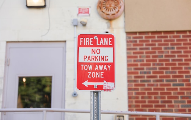 Un panneau rouge et blanc qui indique la voie d'incendie dessus.