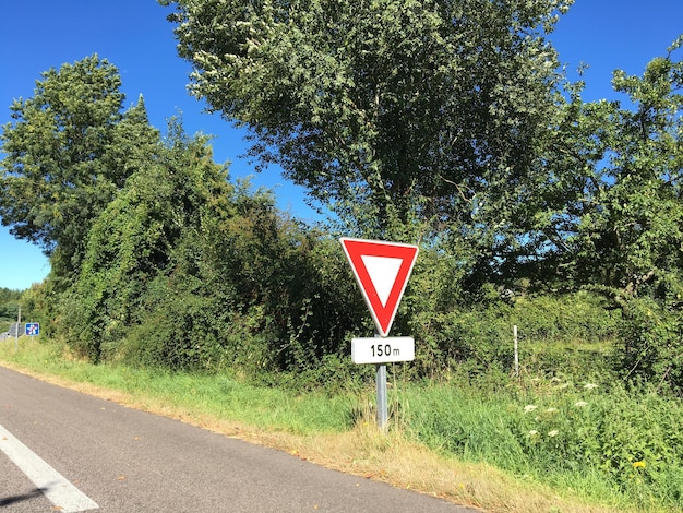 Photo un panneau routier contre les arbres