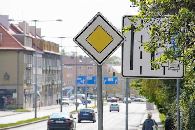 Panneau routier dans la rue au printemps