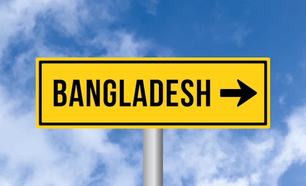 Un panneau routier du Bangladesh sur un ciel nuageux