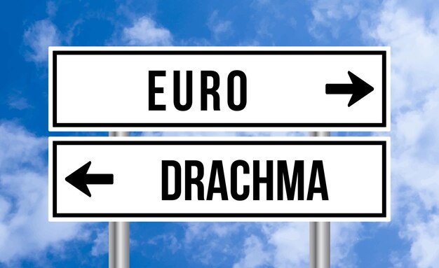 Photo panneau routier en euros ou en drachmes sur fond de ciel nuageux