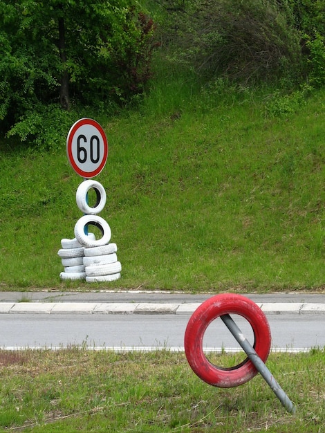 Photo panneau routier indiquant la limitation de vitesse de 60