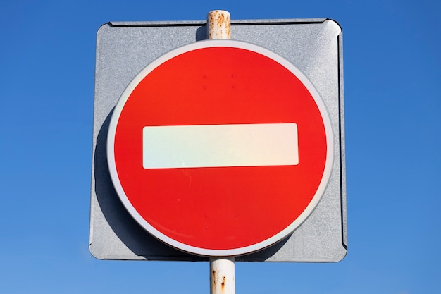 Panneau routier interdisant la circulation. cercle rouge avec brique blanche. photo de haute qualité