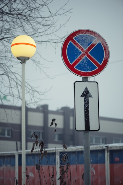 Panneau routier avec une lanterne en hiver