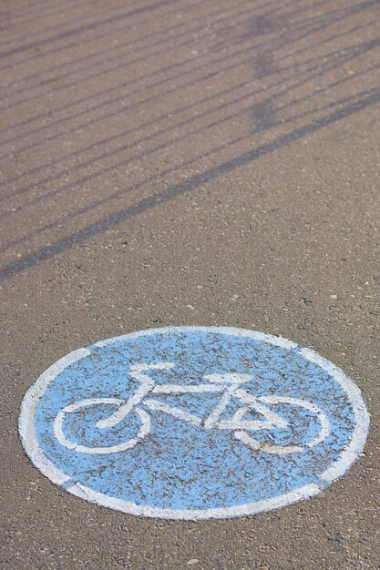 Panneau routier piste cyclable sur l'asphalte