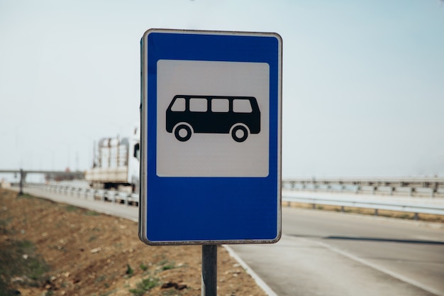 Panneau routier pour l'arrêt de bus contre le ciel