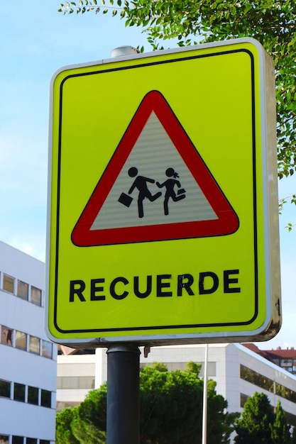 Panneau routier protégeant les enfants du danger des voitures dans la rue de Madrid Espagne Mot rappelez-vous