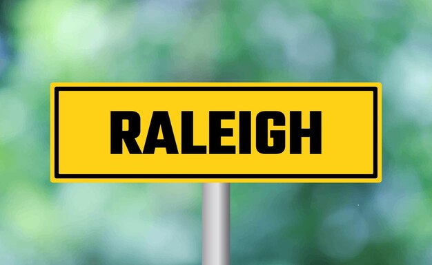 Photo un panneau routier de raleigh sur un fond flou