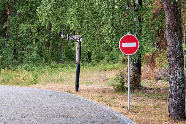 Panneau routier rouge L'entrée est interdite sur fond de forêt