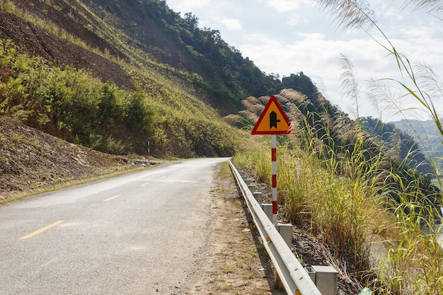 Panneau routier sur la route de montagne, Vietnam