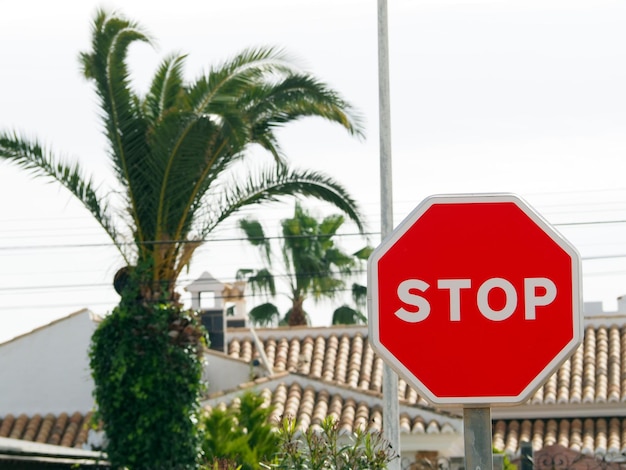 Photo panneau routier stop rouge avec lettrage blanc