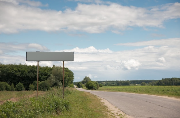 Panneau routier en voie de campagne allant dans l'horizon