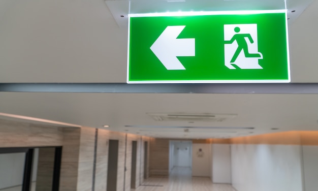 Panneau de secours vert dans et bureau