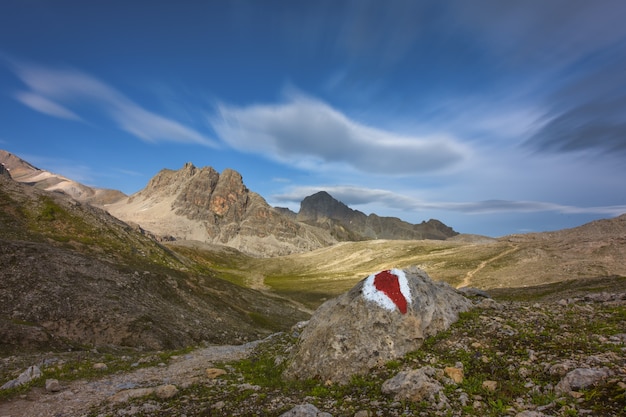 Panneau sur le sentier dans la région des Grisons sur les alpes suisses