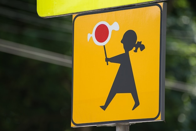 Photo panneau de signalisation attention aux enfants en pologne. fille avec des bonbons. fermer.