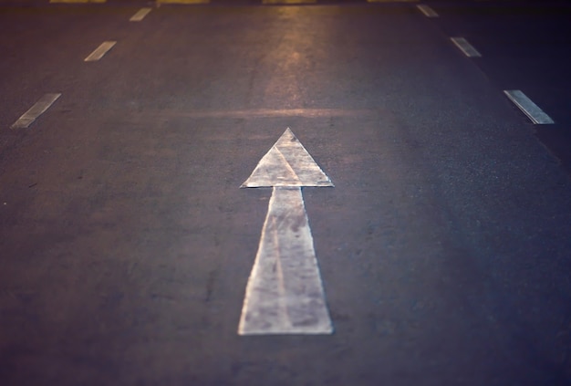 Panneau de signalisation avant sur la route