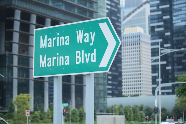 Panneau de signalisation et bâtiments de la baie de Marina