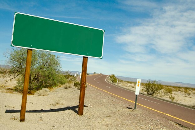 Photo le panneau de signalisation en blanc