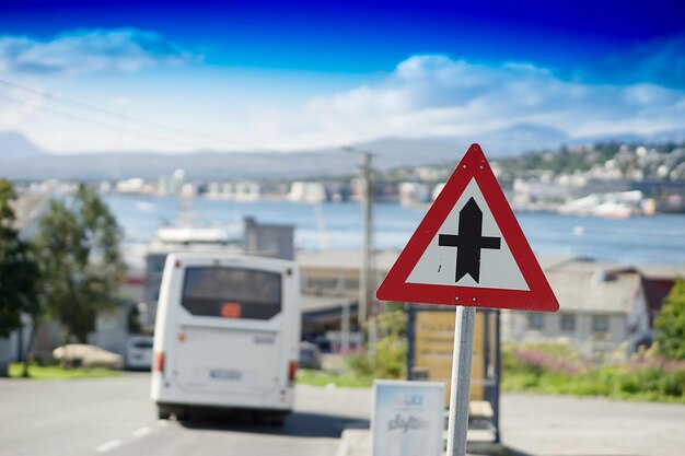 Panneau de signalisation de carrefour avec fond de bus hd