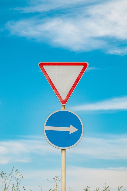 Le panneau de signalisation cède la place au ciel.