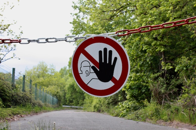 Un panneau de signalisation contre les arbres