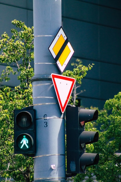 Photo un panneau de signalisation contre les arbres