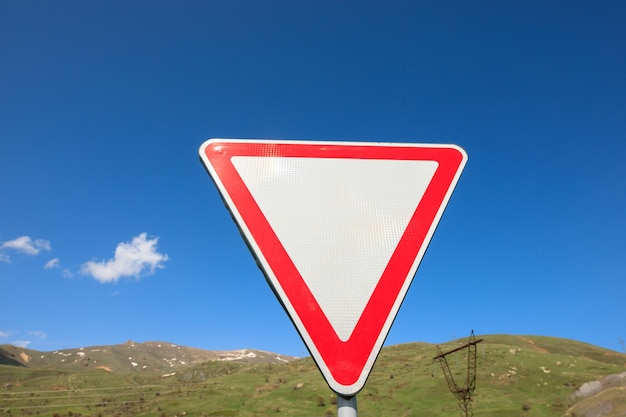 Panneau de signalisation contre le ciel bleu