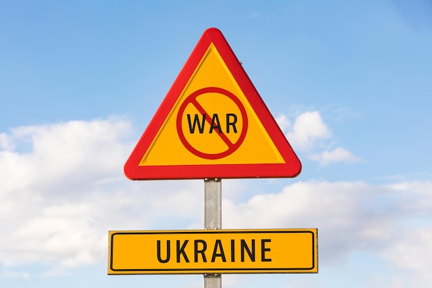 Panneau de signalisation de danger avec le mot 39WAR39 avec le signal interdit et un panneau indiquant 39UKRAINE39 avec le ciel en arrière-plan Concept de guerre Ukraine Russie et conflit de guerre