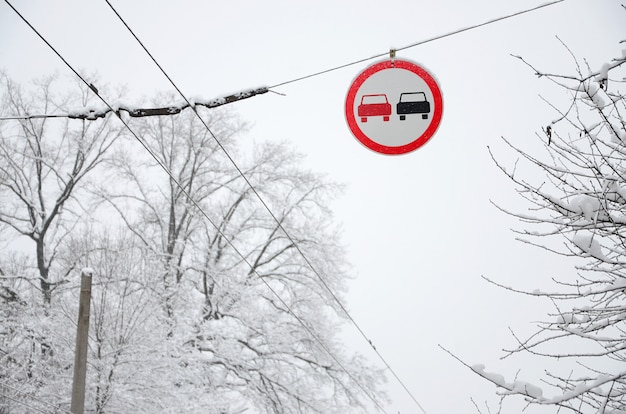 Panneau de signalisation. Le dépassement est interdit