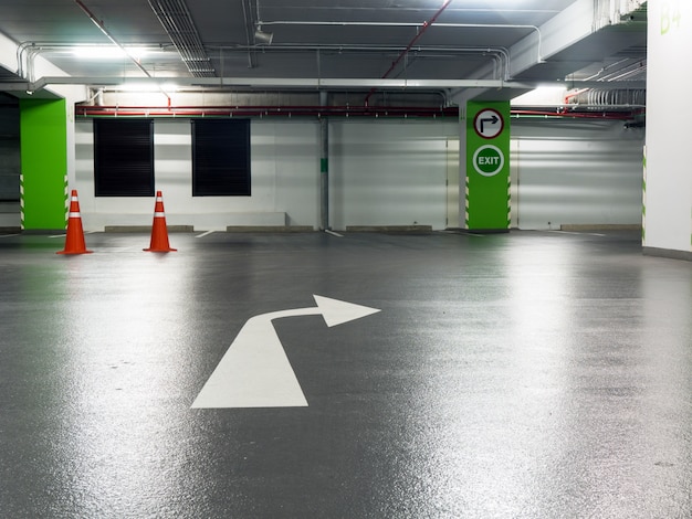 Panneau de signalisation à droite et panneau de sortie Coincé sur les piliers verts et marquer le virage à droite dans le parking.