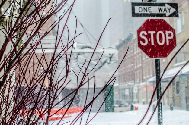 Photo le panneau de signalisation en hiver