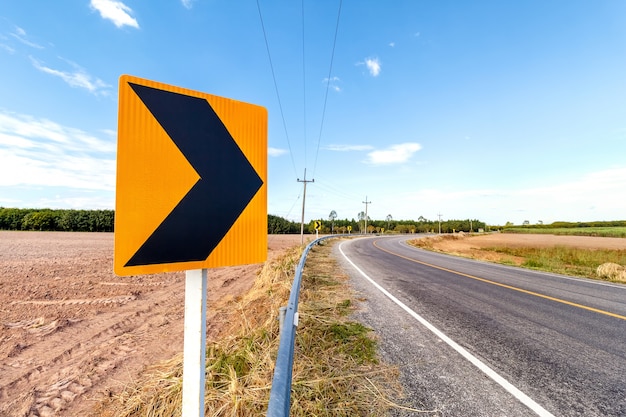 Panneau de signalisation jaune sur l&#39;autoroute