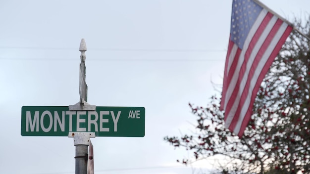 Panneau de signalisation de Monterey, carrefour de la rue de Californie, États-Unis. Station touristique, capitale historique. Destination de voyage au bord de l'eau pour les vacances d'été côtières. 17-mile drive, Bay Aquarium et Cannery Row city.