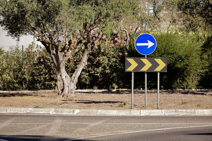 Photo le panneau de signalisation par les arbres